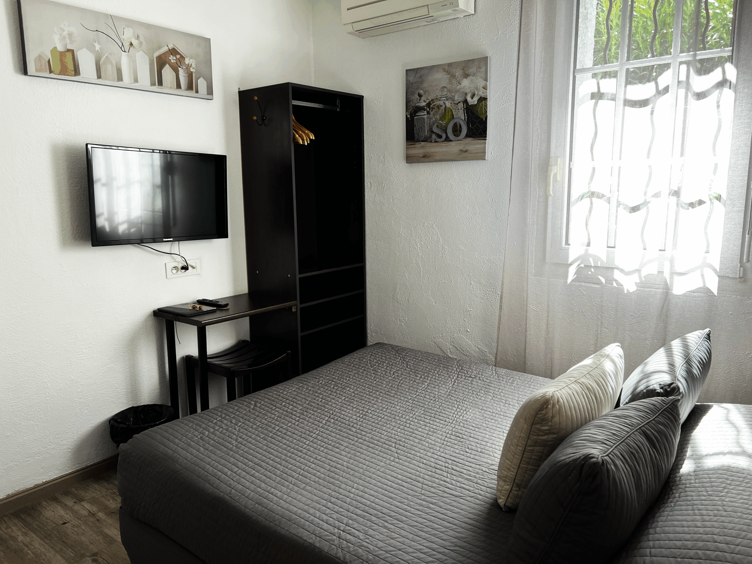 chambre double standard hôtel abelia montpellier avec télévision et climatisation