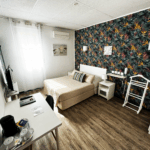 chambre confort hôtel abelia montpellier avec bureau et décoration tropicale