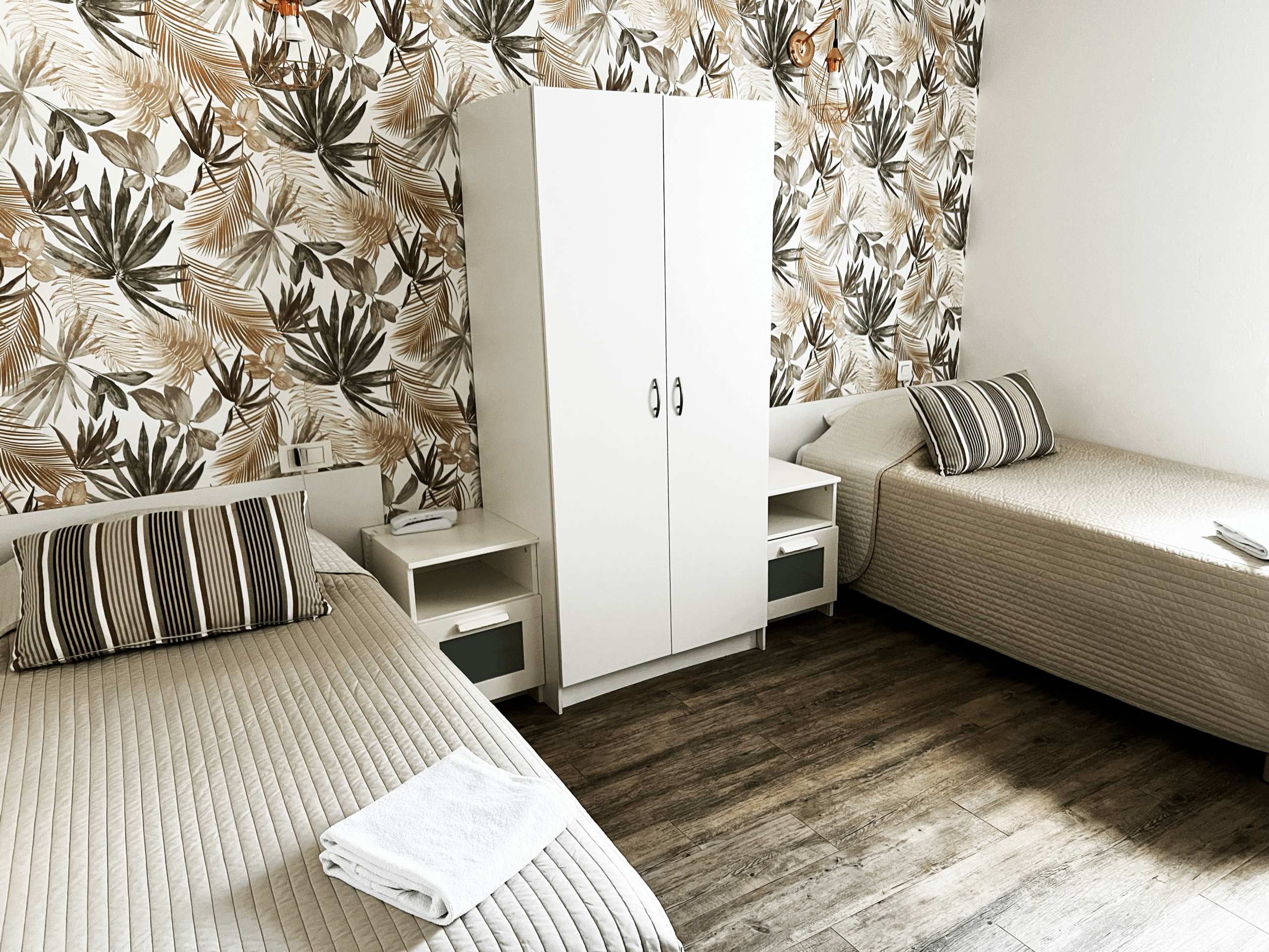 chambre twin hôtel abelia montpellier avec deux lits simples et décoration feuillage