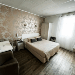 chambre queen hôtel abelia montpellier avec lit double et décoration beige