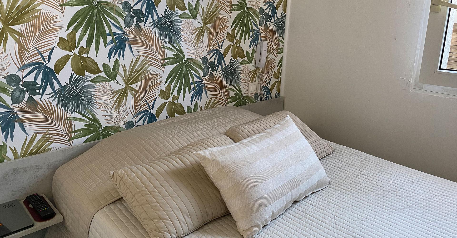 chambre standard plus hôtel abelia montpellier avec lit double et décoration feuillage