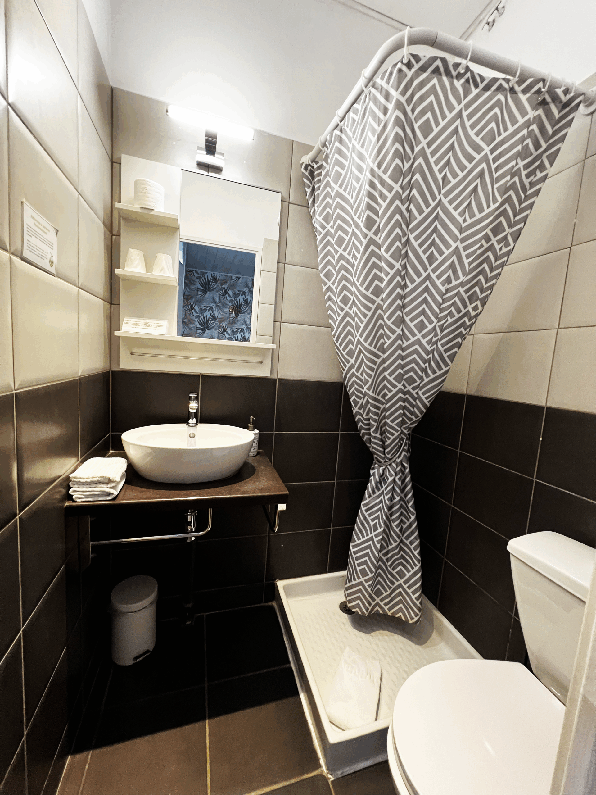 Détails chaleureux — coin déco et table d’appoint