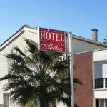 Façade de l’Hôtel Abélia à Montpellier, enseigne « HÔTEL Abélia », hôtel 2 étoiles.