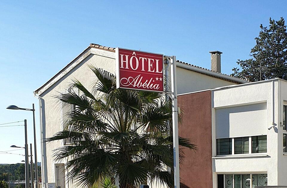 Façade de l’Hôtel Abélia à Montpellier, enseigne « HÔTEL Abélia », hôtel 2 étoiles.