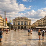 Façade symétrique d’un bâtiment institutionnel en pierre claire avec porte monumentale et horloge