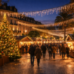 Allée animée d’un marché de Noël en ville avec guirlandes lumineuses et chalets en bois en soirée
