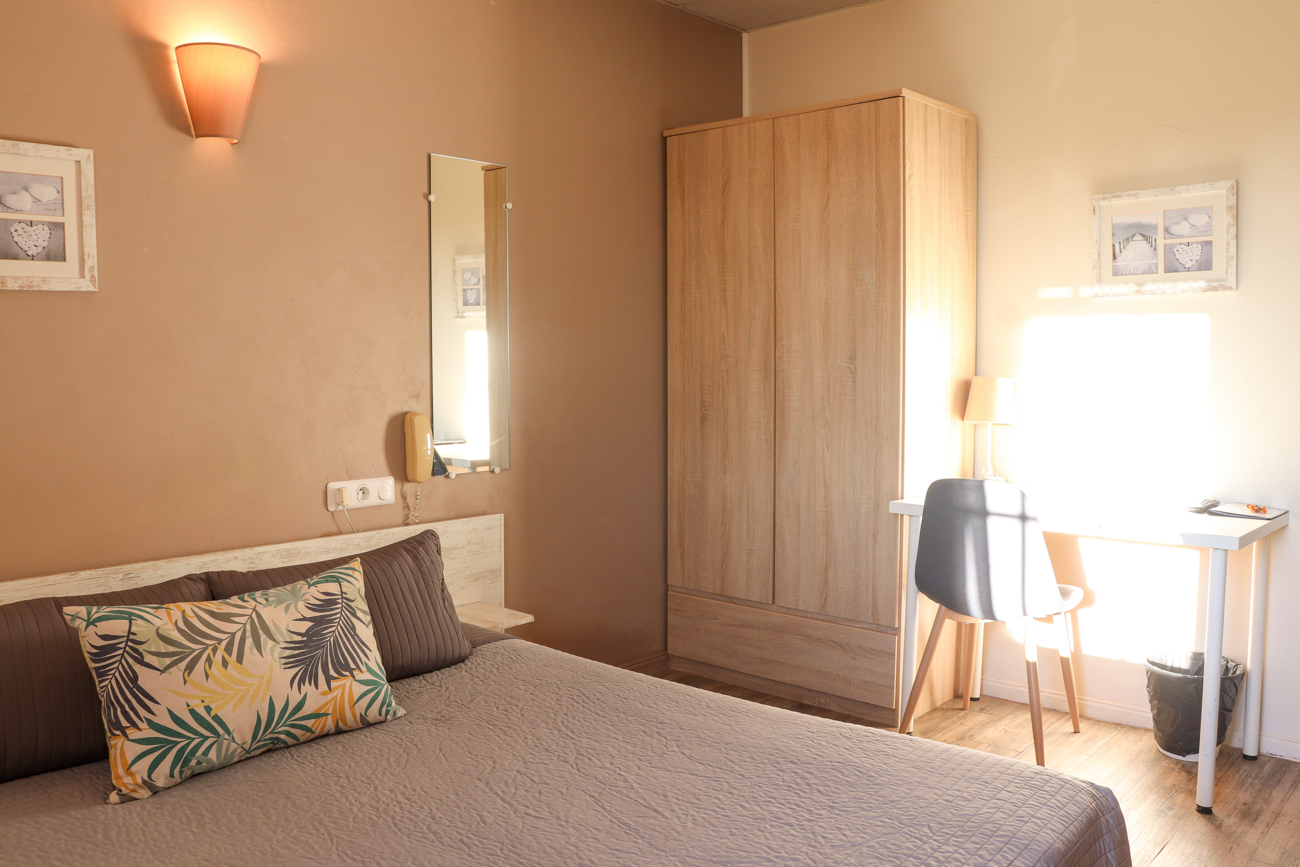 Chambre Queen Coin Bureau et Armoire