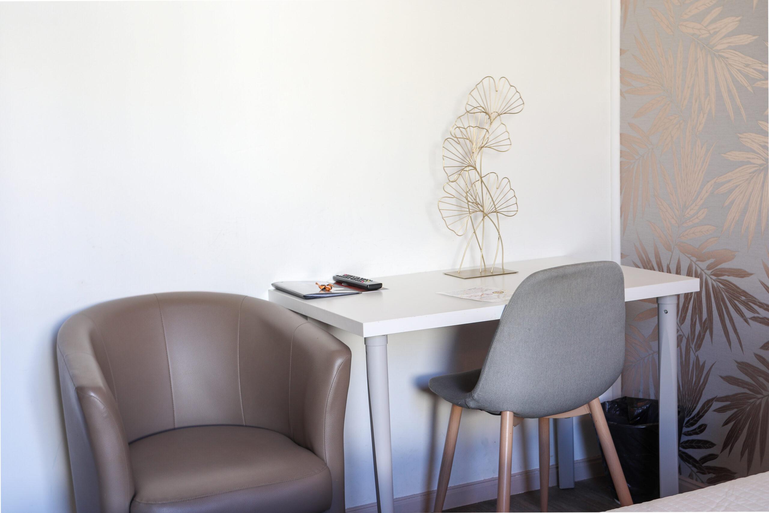 Chambre Queen Coin Bureau et Fauteuil