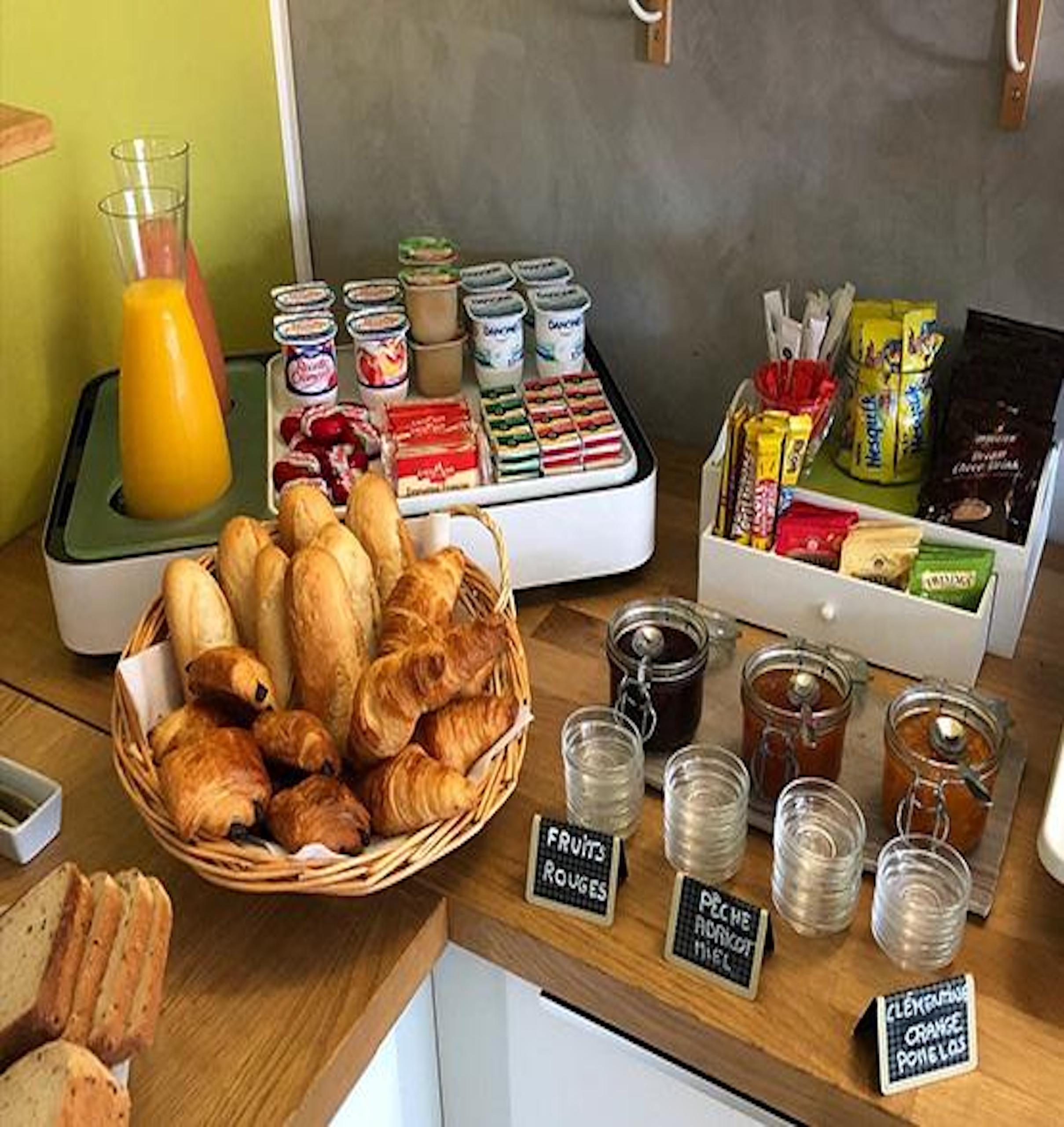 Petit-déjeuner et services de l'Hôtel Abélia