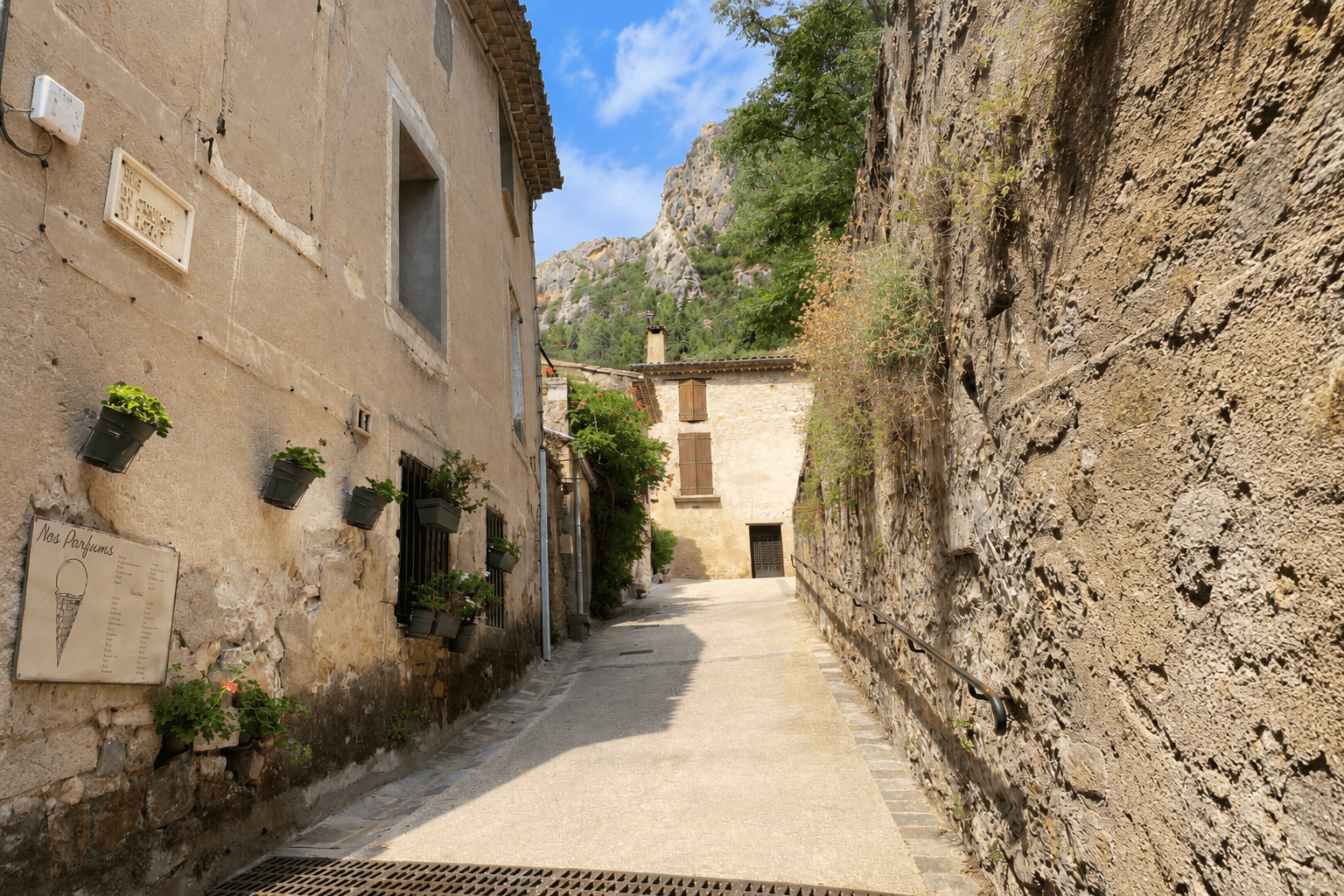 Ruelle pittoresque de Saint-Guilhem-le-Désert, l'un des plus beaux villages de France, au cœur des gorges de l'Hérault.