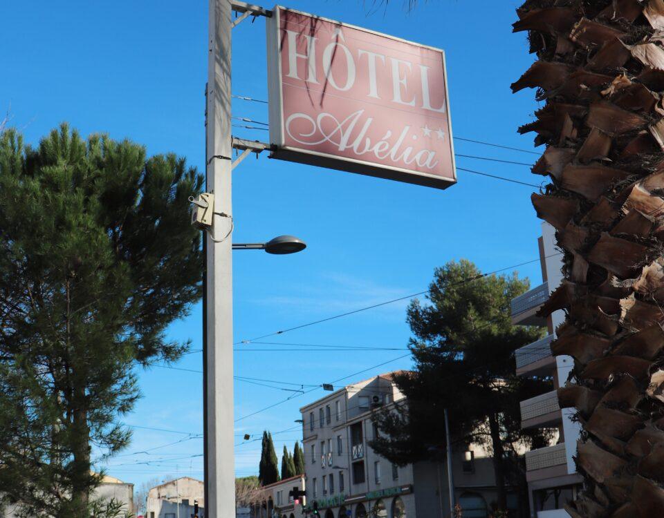 Enseigne de l’hôtel Abelia à Montpellier Ouest