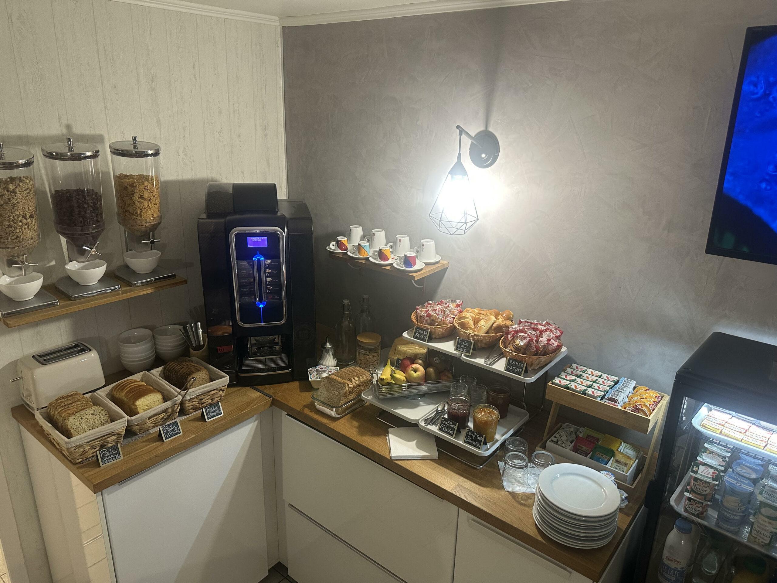 Petit-déjeuner et services de l'Hôtel Abélia